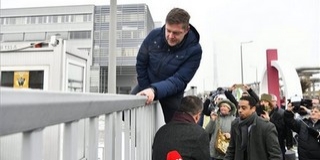 Tóth Bertelan is demonstrál, valamint kerítést mászik Tóth Bertelan is demonstrál, valamint kerítést mászik