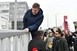 Tóth Bertelan is demonstrál, valamint kerítést mászik