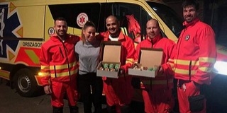 Pécsett is süteménnyel lepték meg a karácsonykor szolgálatban lévő mentősöket Pécsett is süteménnyel lepték meg a karácsonykor szolgálatban lévő mentősöket