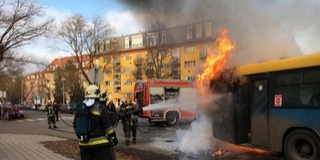 Kigyulladt egy csuklós autóbusz Uránvárosban Kigyulladt egy csuklós autóbusz Uránvárosban