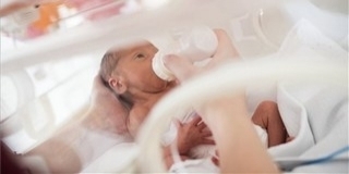 Éjfél után nyolc perccel született az ország első babája Éjfél után nyolc perccel született az ország első babája