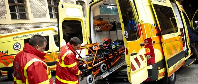 Botrányt csinált egy buszsofőr, miközben a mentők egy idős asszony életéért küzdöttek Botrányt csinált egy buszsofőr, miközben a mentők egy idős asszony életéért küzdöttek