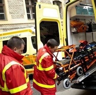 Botrányt csinált egy buszsofőr, miközben a mentők egy idős asszony életéért küzdöttek Botrányt csinált egy buszsofőr, miközben a mentők egy idős asszony életéért küzdöttek