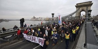 Összefogásra szólítottak a szónokok a budapesti tüntetésen Összefogásra szólítottak a szónokok a budapesti tüntetésen