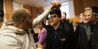 Soros György-maszkot viselők zavarták meg Bayer előadását Soros György-maszkot viselők zavarták meg Bayer előadását
