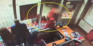 Vaddisznó ragadta el egy nő táskáját az utcán - Videó! Vaddisznó ragadta el egy nő táskáját az utcán - Videó!