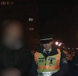 Nem vett jegyet, tüzet nyitott a parkolóőrökre egy férfi Pécsett, mehet a börtönbe Nem vett jegyet, tüzet nyitott a parkolóőrökre egy férfi Pécsett, mehet a börtönbe