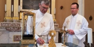 Körútra indul a bátai Szent Vér ereklye - Húsvét előtt Pécsett lesz látható Körútra indul a bátai Szent Vér ereklye - Húsvét előtt Pécsett lesz látható