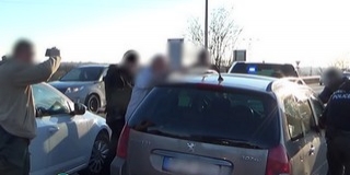 Több milliót érő drog került elő egy kocsiból a Pécs és Mohács között vezető úton - Videó! Több milliót érő drog került elő egy kocsiból a Pécs és Mohács között vezető úton - Videó!