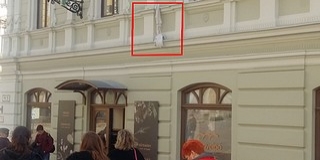 Hogy kerültek öt méter magasba ezek a göncök a Jókai téren? Hogy kerültek öt méter magasba ezek a göncök a Jókai téren?