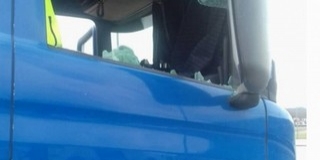 Rendőrök mentették meg egy kaminos életét az M6-oson Rendőrök mentették meg egy kaminos életét az M6-oson