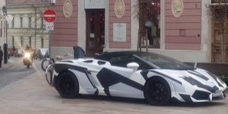Lamborghinije van? Parkoljon Ön is ingyen a Széchenyi téren, a díszburkolaton! Lamborghinije van? Parkoljon Ön is ingyen a Széchenyi téren, a díszburkolaton!