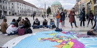 Kézzel festett térképpel tartottak aszfaltpikniket Pécsett Kézzel festett térképpel tartottak aszfaltpikniket Pécsett