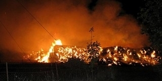 Több ezer szalmabálát gyújtott fel, négy évet kapott