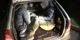 Migránsokat és embercsempészt fogtak el Baranyában - A csomagtartóból is afgánok kerültek elő Migránsokat és embercsempészt fogtak el Baranyában - A csomagtartóból is afgánok kerültek elő