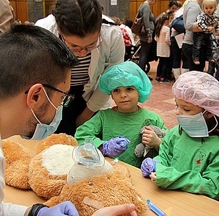 Minden plüssállatot meggyógyítanak a Teddy Maci Kórház családi napján