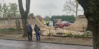 Áttörte egy luxusautó a pécsi temető kerítését a Siklósi útról érkezve