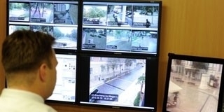 Hamarosan már száznegyven térfigyelő kamera pásztázza a pécsi utcákat, tereket Hamarosan már száznegyven térfigyelő kamera pásztázza a pécsi utcákat, tereket