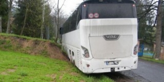 Útpadkán elakadt buszhoz vonultak a tűzoltók Magyaregregyen