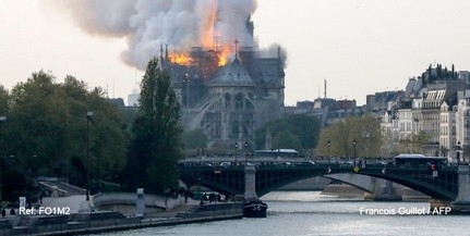Lángokban áll a párizsi Notre-Dame székesegyház