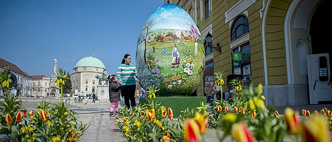 Idén is gyönyörködhetünk a kétméteres hímes tojásban Pécsett, a Széchenyi téren