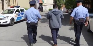 Az áramszolgáltató nevében loptak idősektől - Videó! Az áramszolgáltató nevében loptak idősektől - Videó!