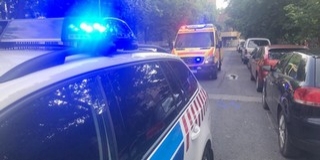 Ököllel esett neki a mentőautónak egy meztelen dühöngő Ököllel esett neki a mentőautónak egy meztelen dühöngő