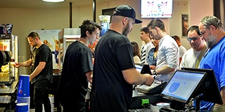 Modern mozi a műemléki épületben: újra trendi lett az Urániába járni