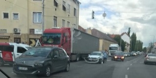 Baleset történt a József Attila utcában, óriási a dugó Baleset történt a József Attila utcában, óriási a dugó