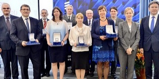 Lányi Veronika, a Janus Pannonius Gimnázium tanára is megkapta az Ericsson díját Lányi Veronika, a Janus Pannonius Gimnázium tanára is megkapta az Ericsson díját