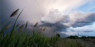 Felhőszakadás is lehet csütörtökön, viharos széllel