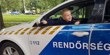 Rendőrautó várta a ház előtt a pécsi kisfiút, Ádámot - Teljesült gyermeknapi kívánsága