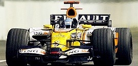 Alonso nyerte a villanyfényes futamot Alonso nyerte a villanyfényes futamot