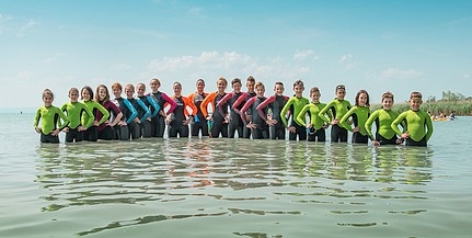 Tízéves gyerekek ússzák át hosszában a Balatont