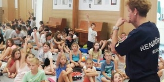 Nyolcvan kisdiák lehetett rendőr egy kis ideig Komlón Nyolcvan kisdiák lehetett rendőr egy kis ideig Komlón