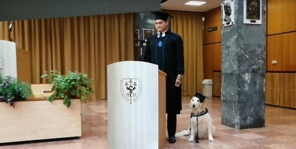 Vakvezető kutyájával vette át diplomáját a PTE hallgatója