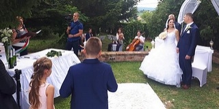 A rendhagyó lánykérés után az esküvőre is sor került A rendhagyó lánykérés után az esküvőre is sor került