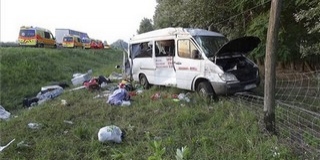 Kisbusszal ütközött egy kamion, tízen megsérültek Kisbusszal ütközött egy kamion, tízen megsérültek