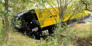 Árokba csapódott a Renault Forma-1-es csapat szállítókamionja Árokba csapódott a Renault Forma-1-es csapat szállítókamionja