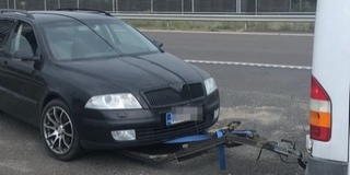Sofőr nélküli autót vontatott egy román a magyar sztrádán Sofőr nélküli autót vontatott egy román a magyar sztrádán