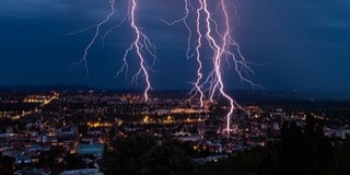 Félelmetesen gyönyörű: így cikáztak a villámok Pécs felett a viharban