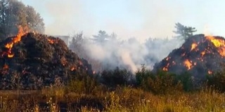 Még mindig izzanak a szalmabálák Kővágószőlősön Még mindig izzanak a szalmabálák Kővágószőlősön