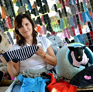 Baranyi Erika nemcsak ruhákat, mentőmellényeket is készít a kutyáknak Baranyi Erika nemcsak ruhákat, mentőmellényeket is készít a kutyáknak