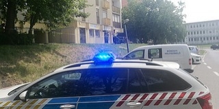 Tragédia a Honvéd utcában: mélybe vetette magát egy fiatalember Tragédia a Honvéd utcában: mélybe vetette magát egy fiatalember