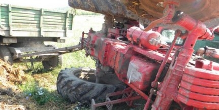 Felborult egy traktor, a jármű alá szorult a vezető lába