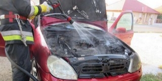 Lángra kapott egy kocsi motortere Harkányban Lángra kapott egy kocsi motortere Harkányban