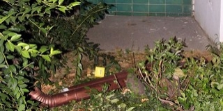 Letépte a csatornát egy férfi egy pécsi ház faláról