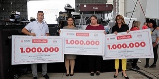 Hárommillió forintos adománnyal segíti a pécsi cég a koraszülötteket és a beteg gyermekeket