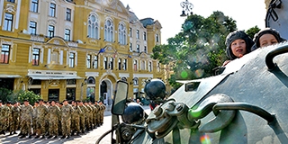 Katonai járművek lepték el a Széchenyi teret, repülőgép-szimulátor is várja az érdeklődőket Katonai járművek lepték el a Széchenyi teret, repülőgép-szimulátor is várja az érdeklődőket