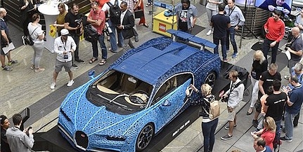 Legóból készült életnagyságú Bugatti Budapesten